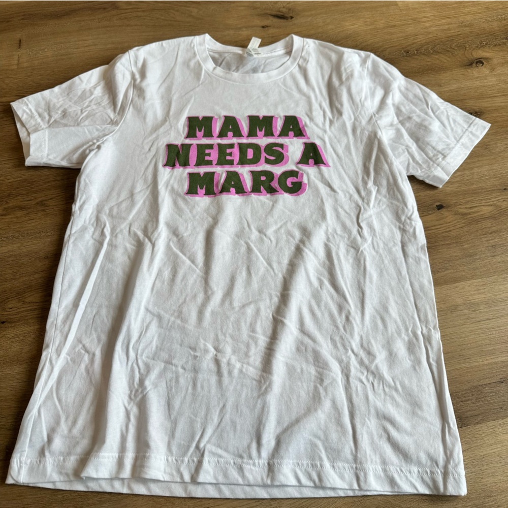 Mama‎ Tee